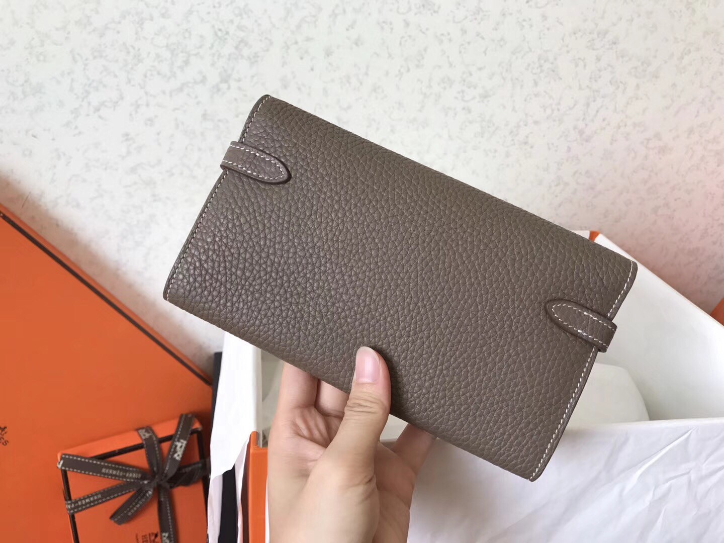 H**mes kelly classic long wallet in etoupe clemence leather