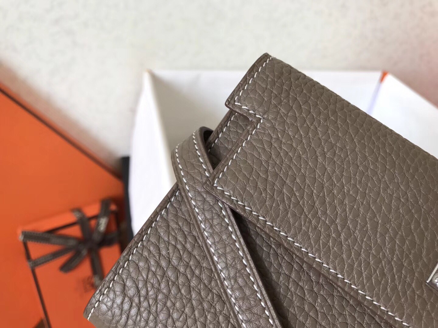 H**mes kelly classic long wallet in etoupe clemence leather