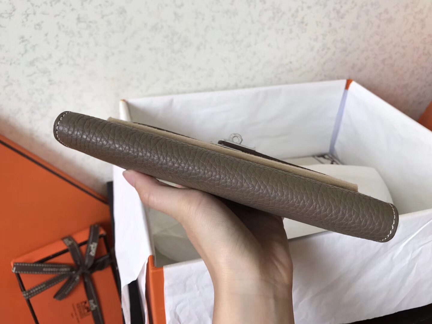 H**mes kelly classic long wallet in etoupe clemence leather
