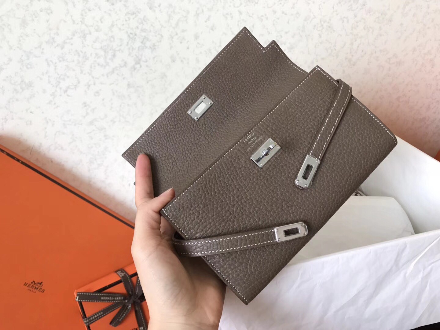 H**mes kelly classic long wallet in etoupe clemence leather