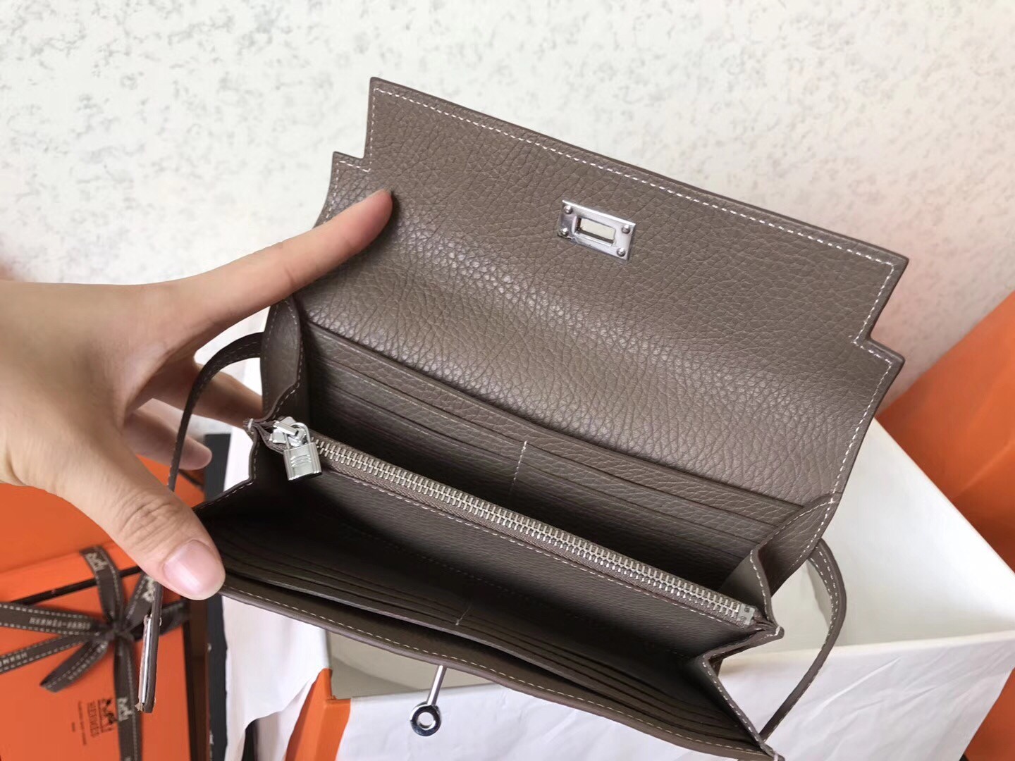 H**mes kelly classic long wallet in etoupe clemence leather