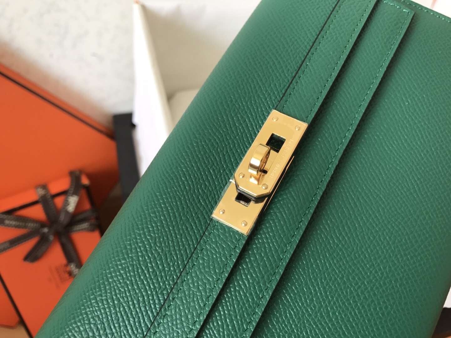 H**mes kelly classic long wallet in malachite epsom leather