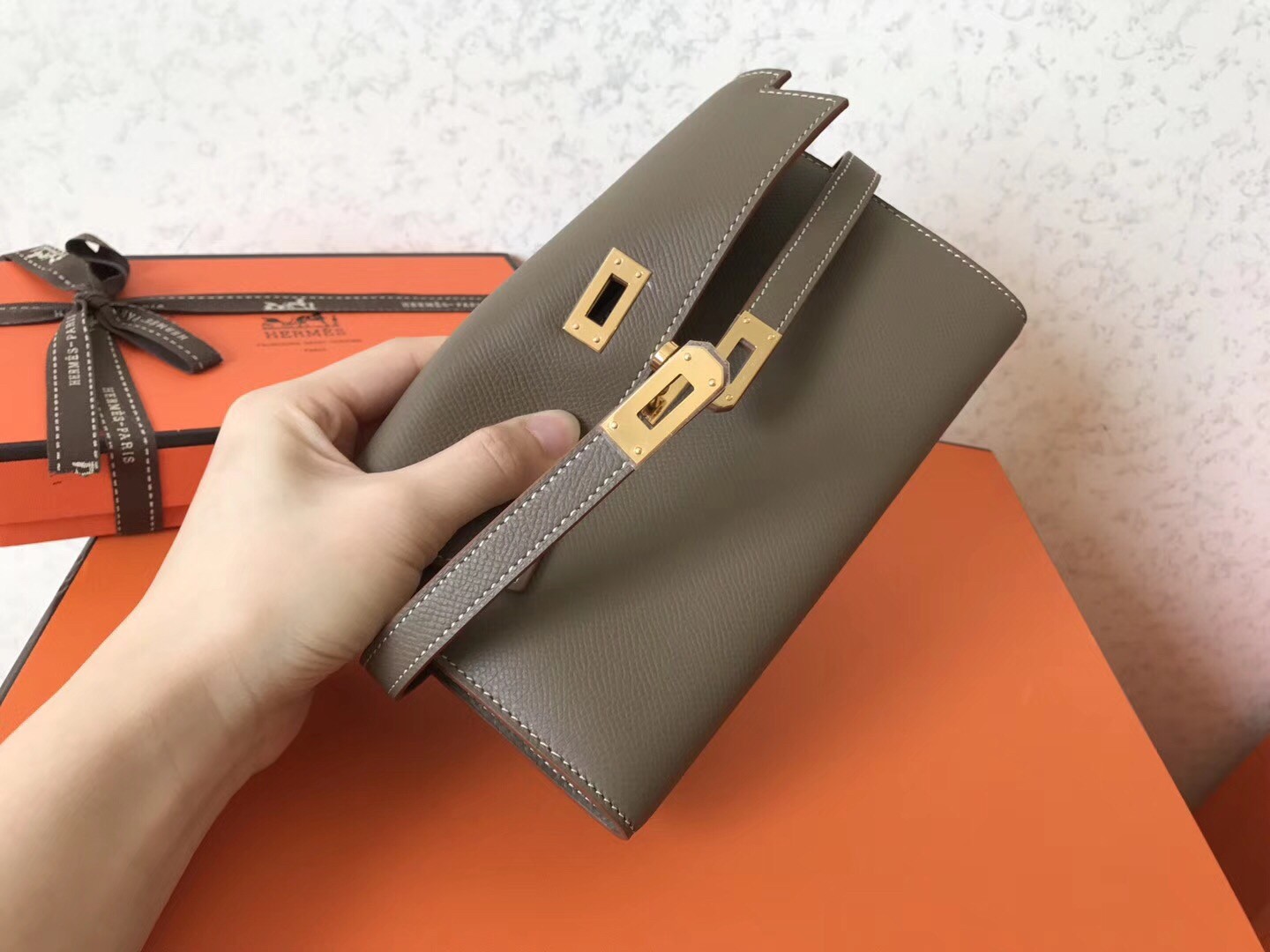 H**mes kelly classic long wallet in taupe epsom leather