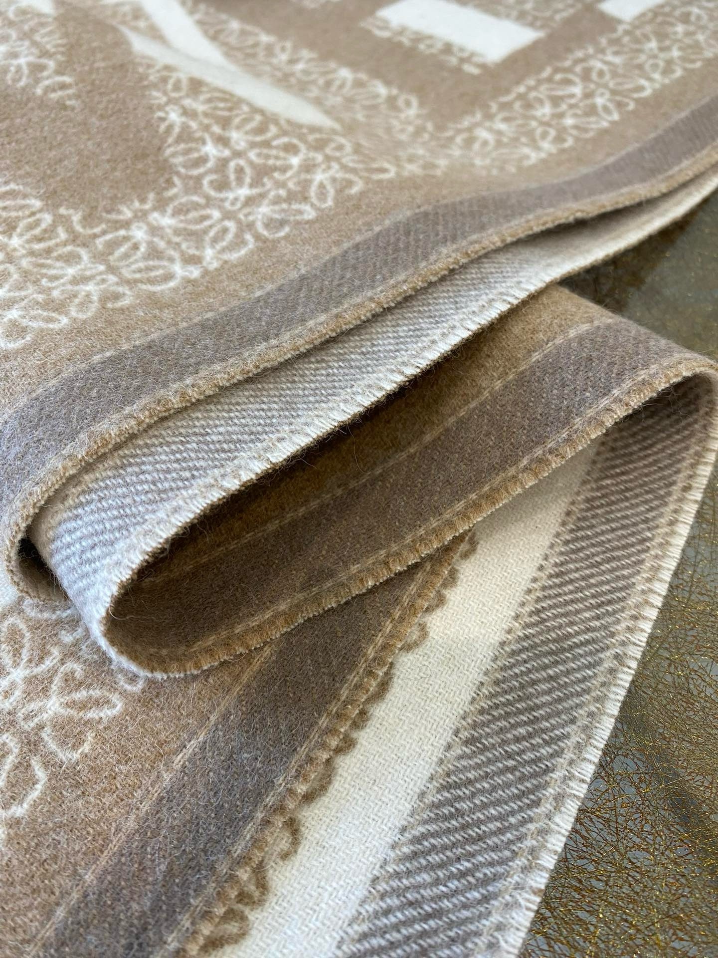 L0ew* love scarf in beige wool and cashmere