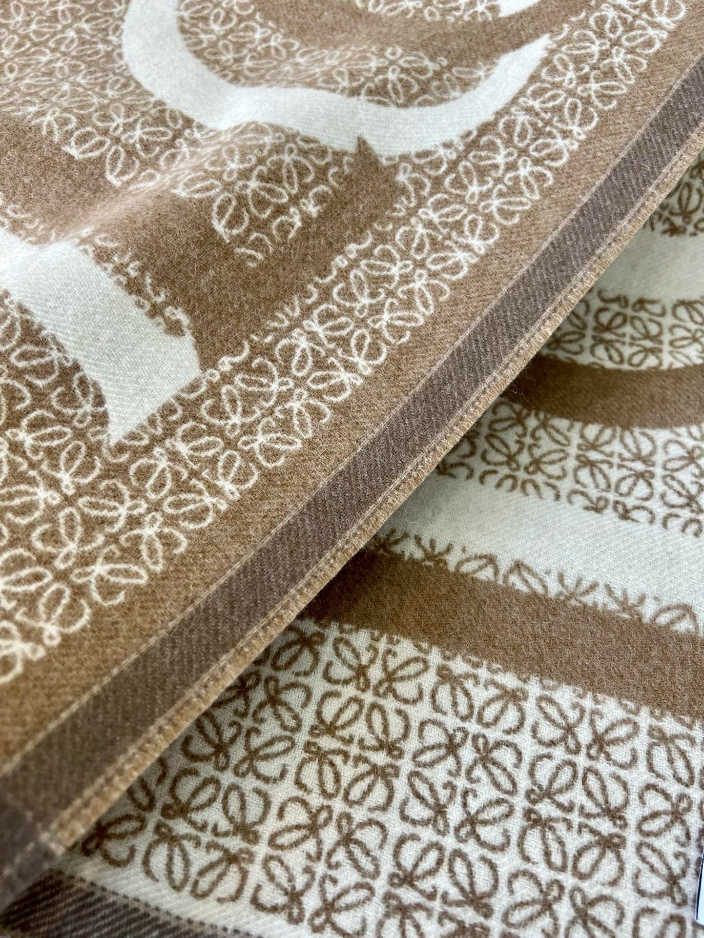 L0ew* love scarf in beige wool and cashmere