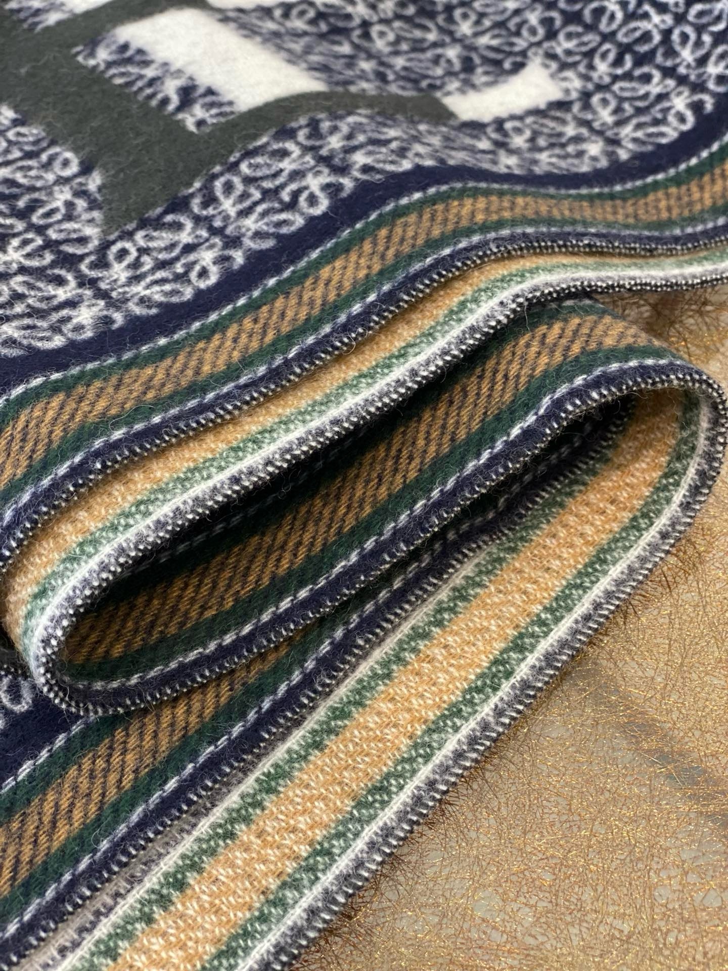 L0ew* love scarf in navy blue wool and cashmere
