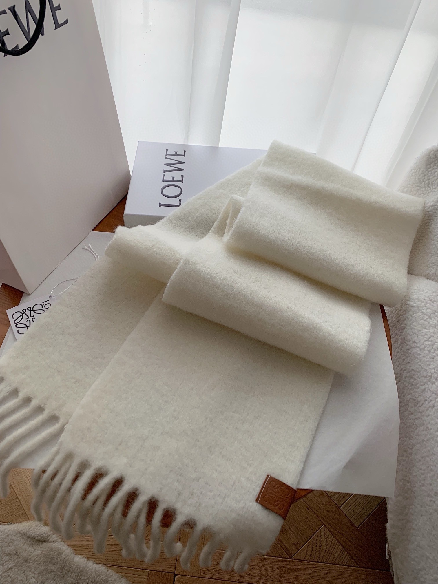 L0ew* scarf in white mohair and wool