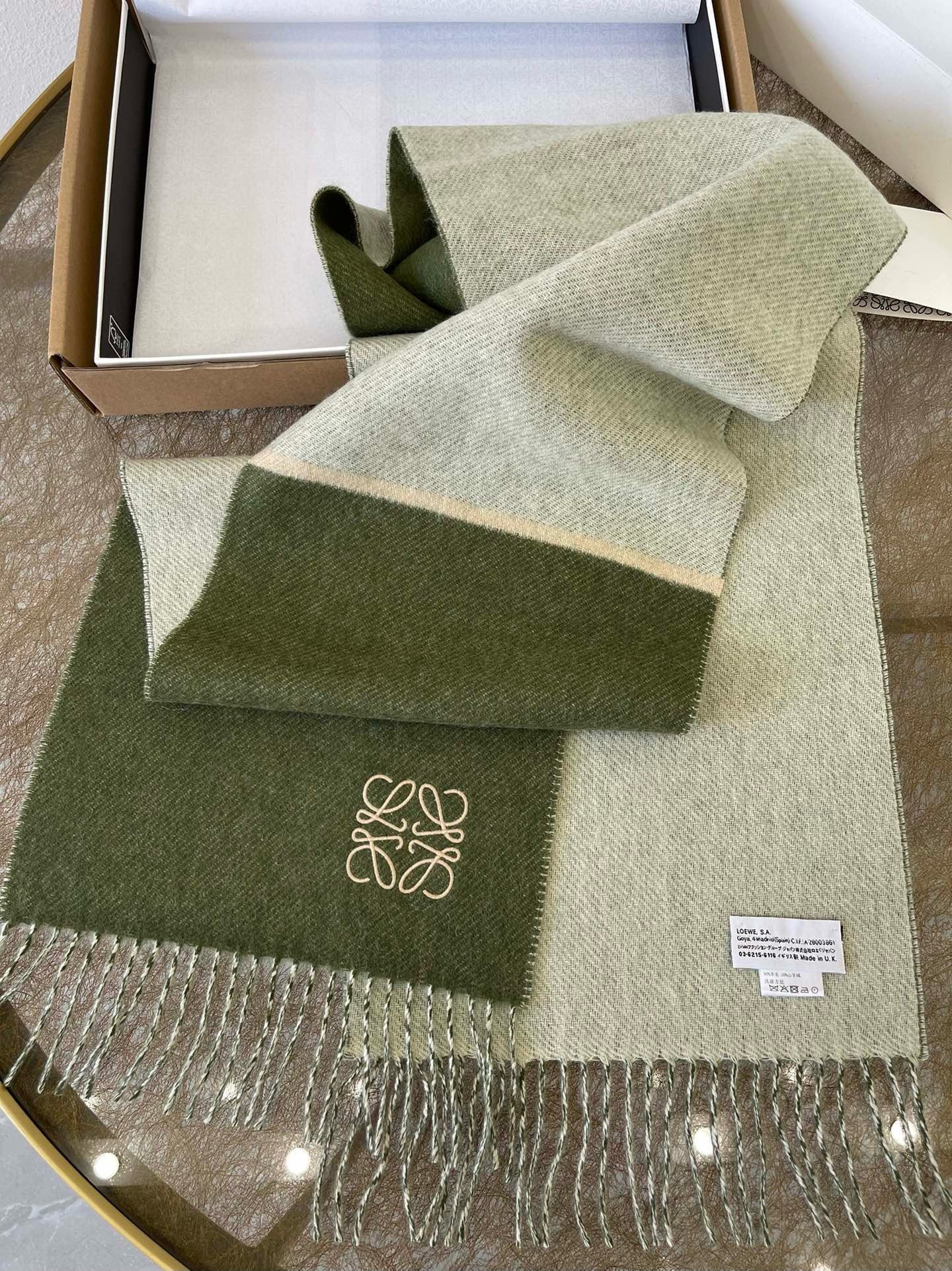 L0ew* window scarf in green/beige wool and cashmere