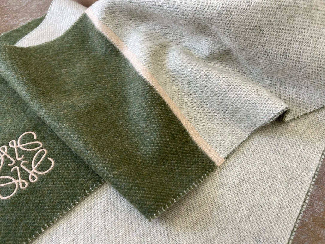 L0ew* window scarf in green/beige wool and cashmere