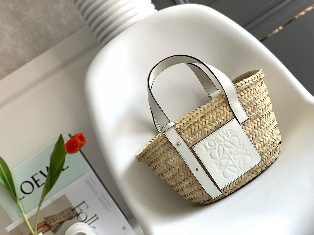L0ew* small basket bag in raffia and white calfskin