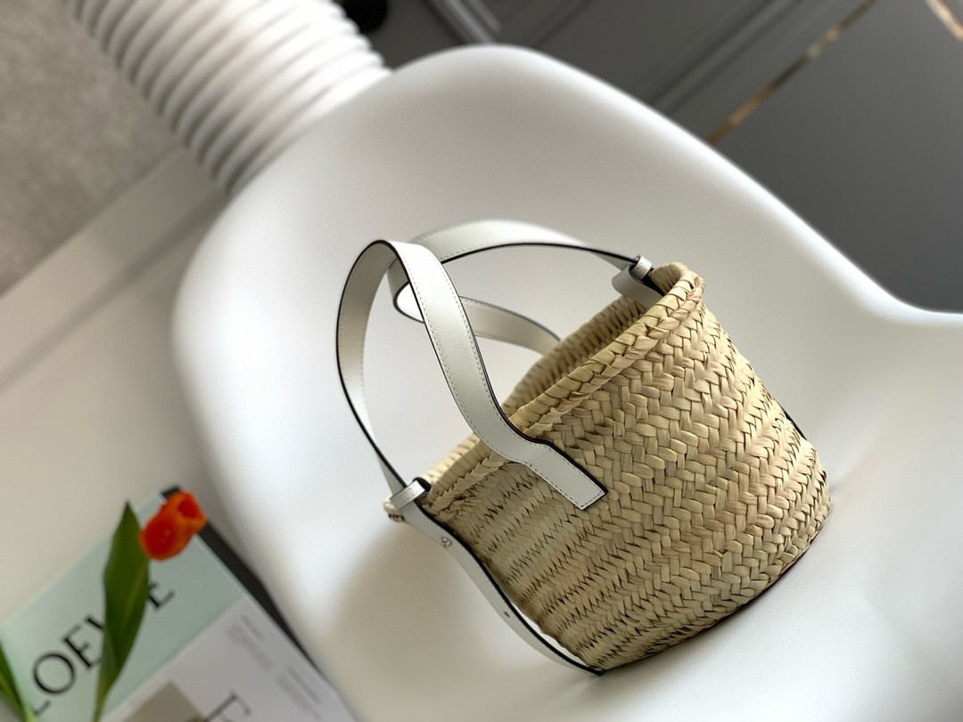 L0ew* small basket bag in raffia and white calfskin