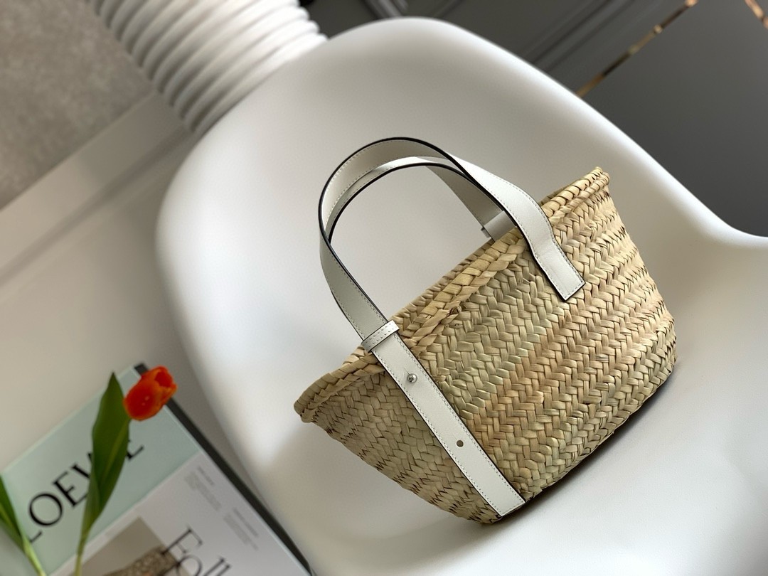 L0ew* small basket bag in raffia and white calfskin