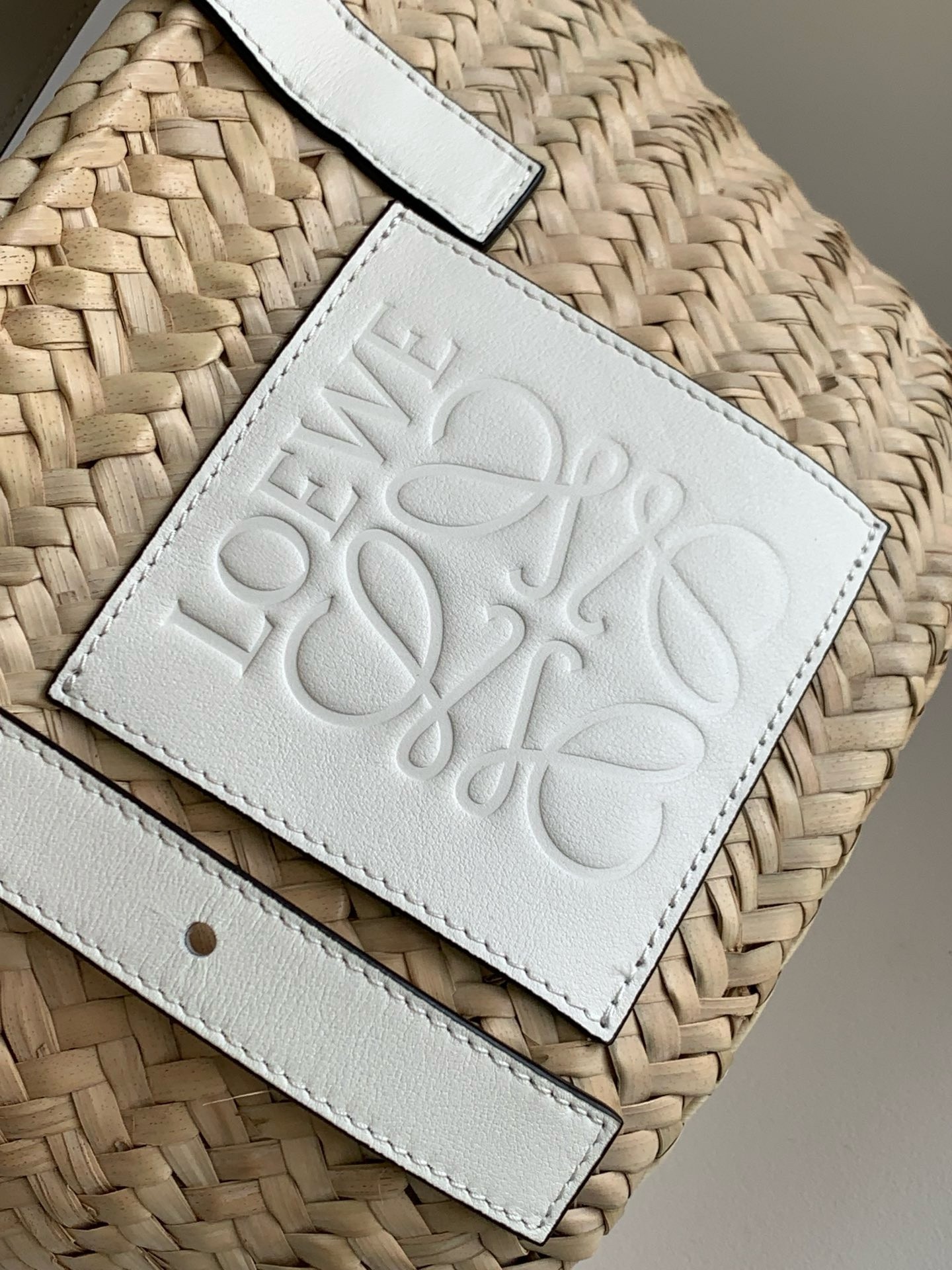 L0ew* small basket bag in raffia and white calfskin