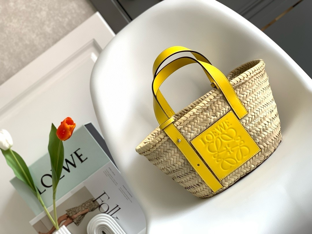 L0ew* small basket bag in raffia and yellow calfskin
