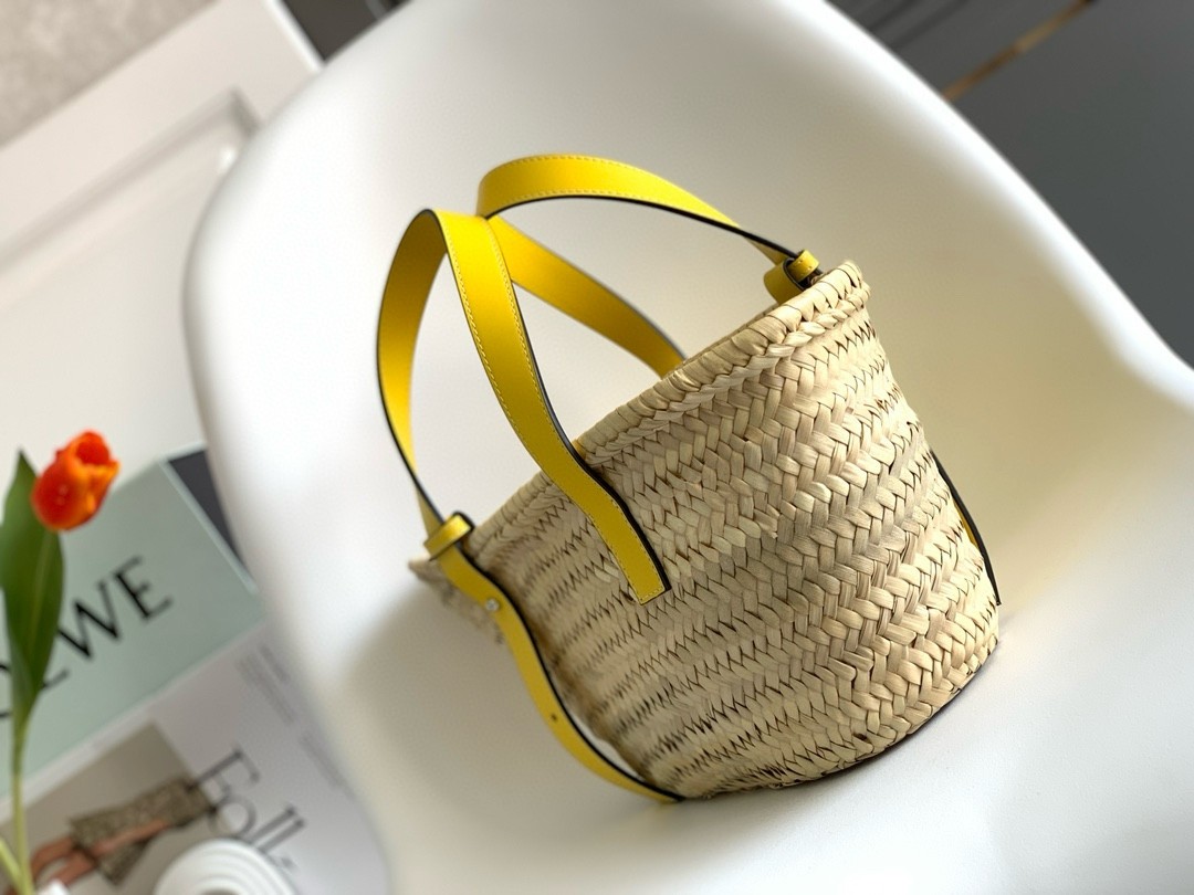L0ew* small basket bag in raffia and yellow calfskin