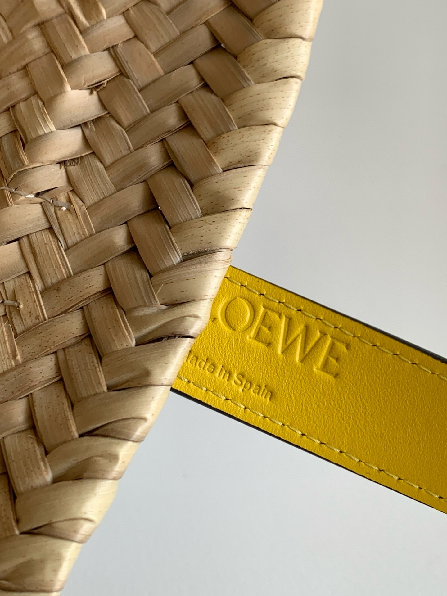L0ew* small basket bag in raffia and yellow calfskin