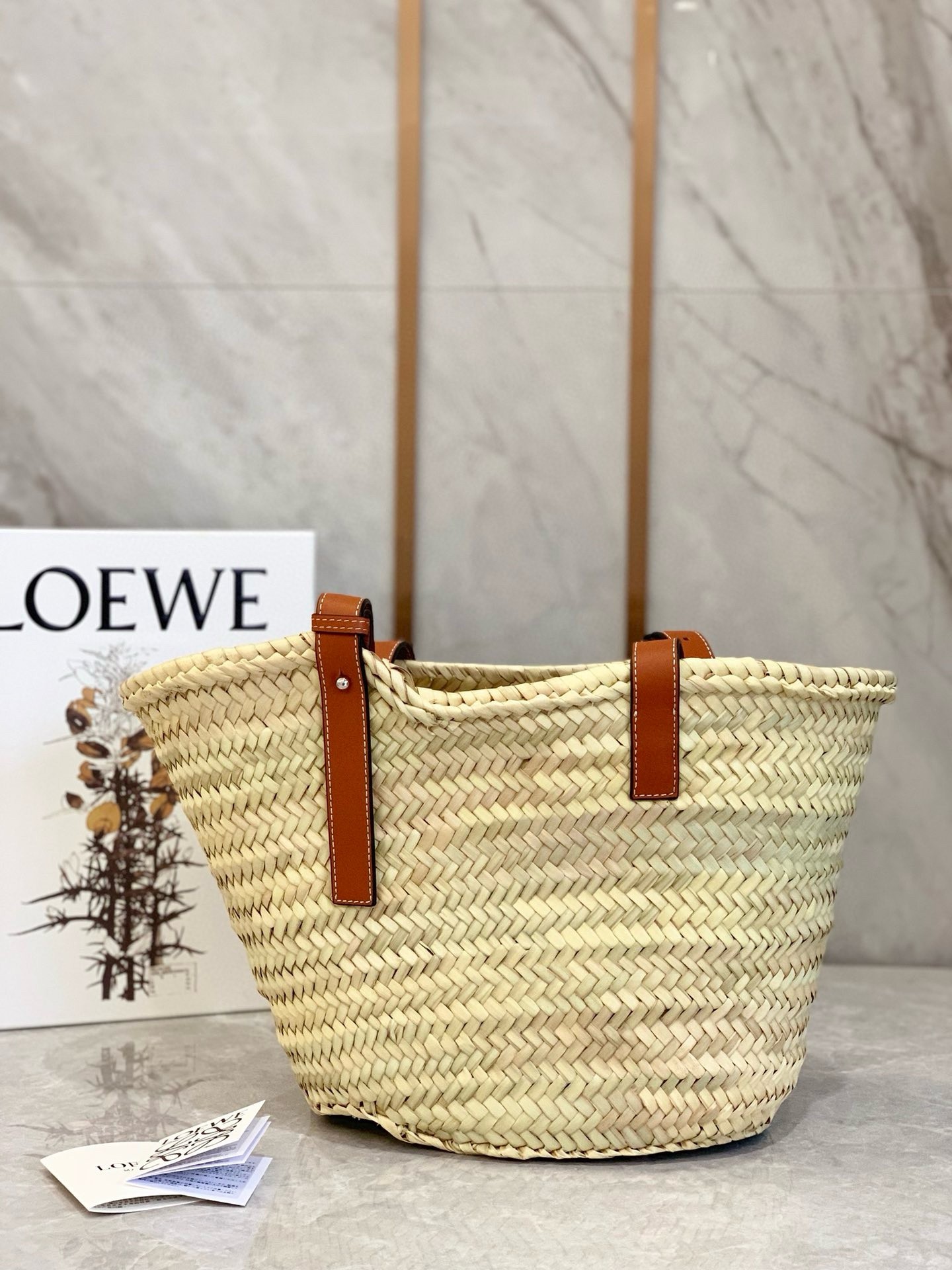 L0ew* medium basket bag in raffia and brown calfskin