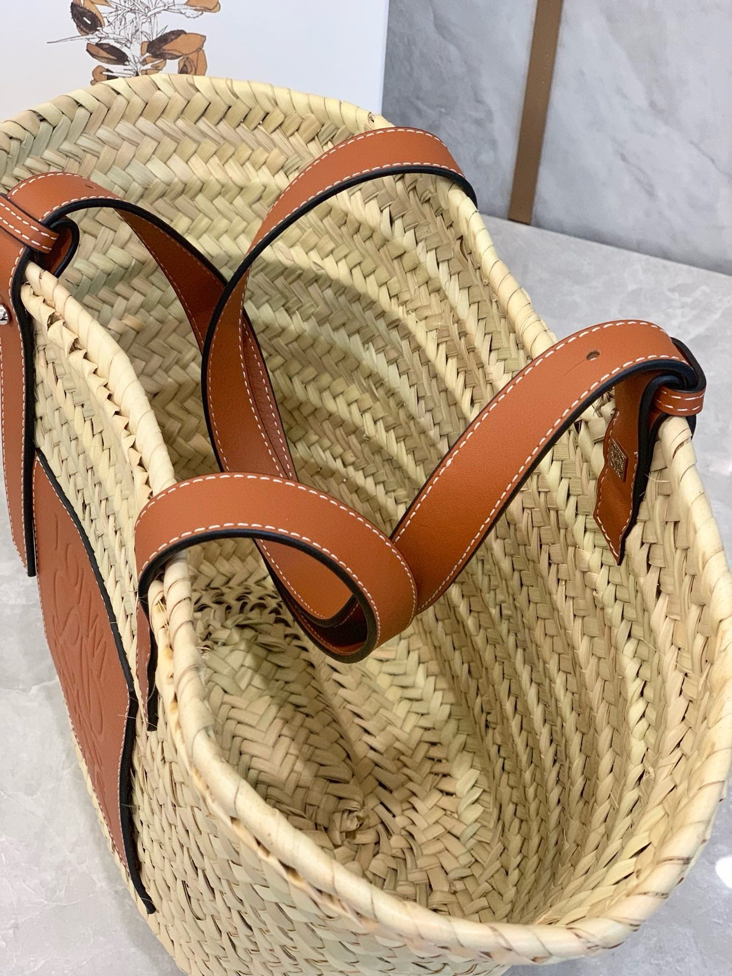 L0ew* medium basket bag in raffia and brown calfskin