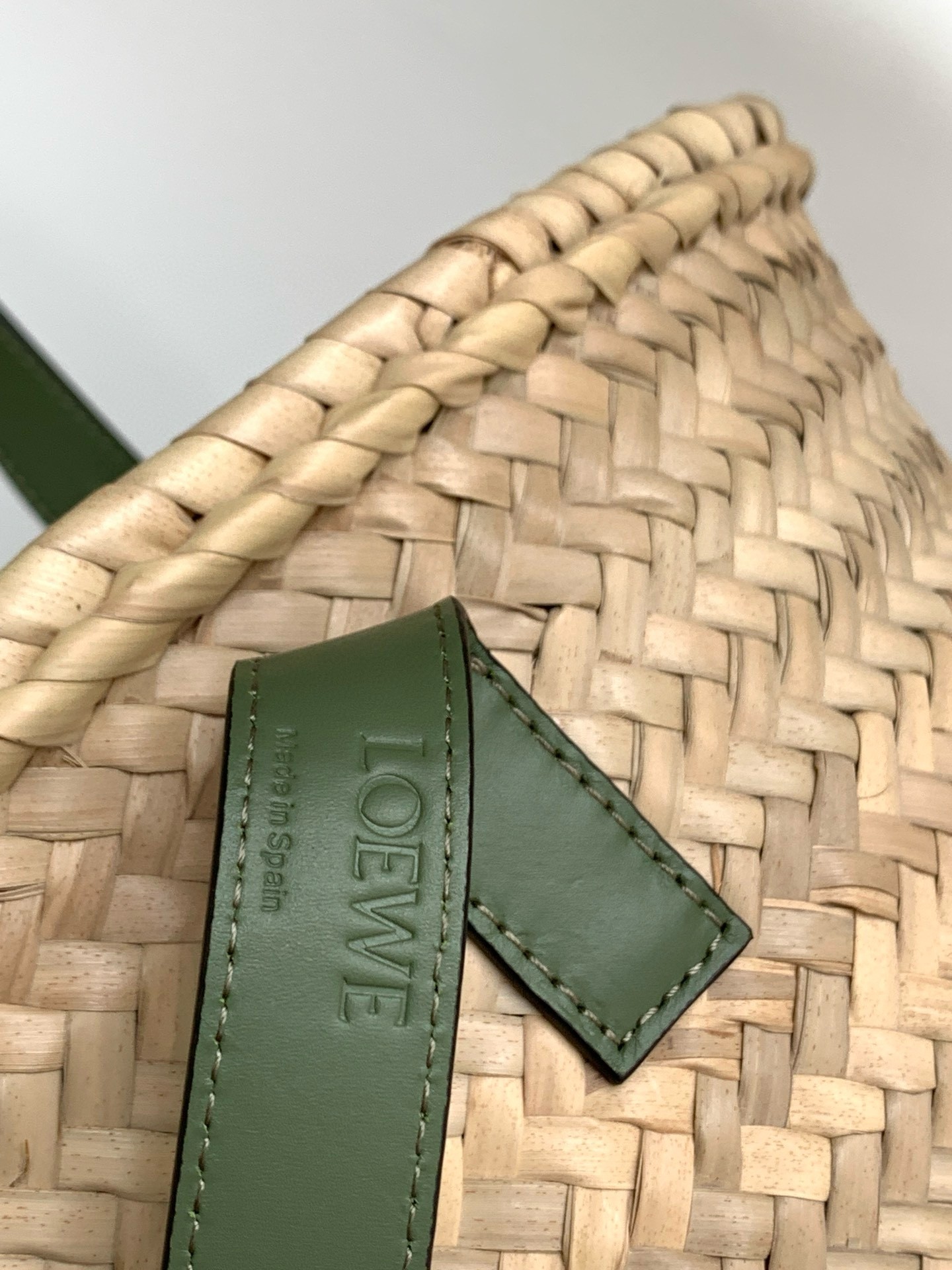 L0ew* medium basket bag in raffia and rosemary calfskin
