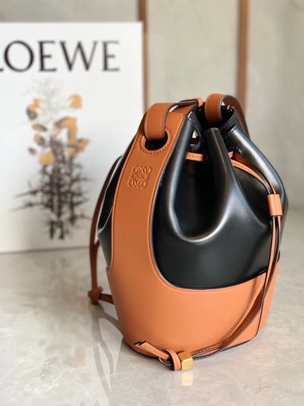 L0ew* small balloon bucket bag in black/tan calfskin