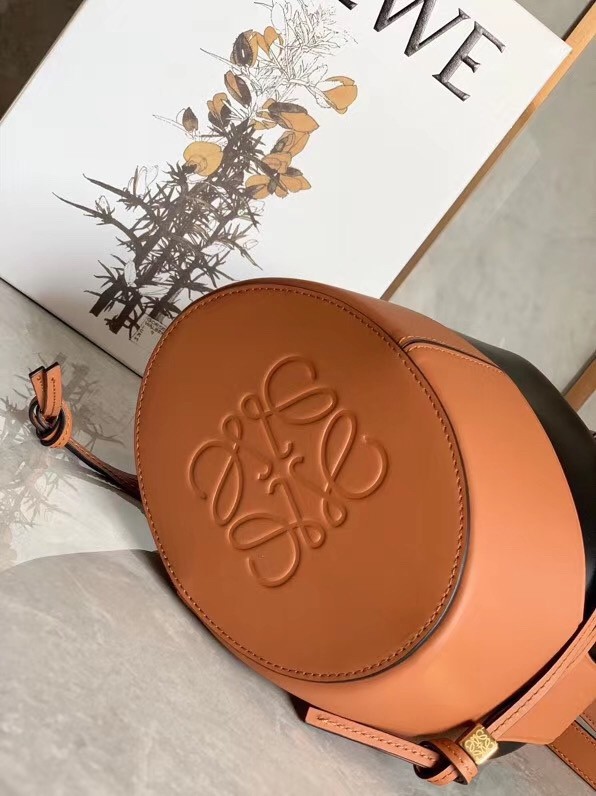 L0ew* small balloon bucket bag in black/tan calfskin