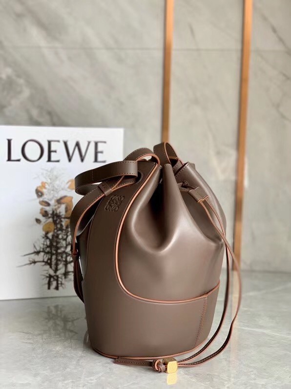 L0ew* medium balloon bucket bag in taupe calfskin