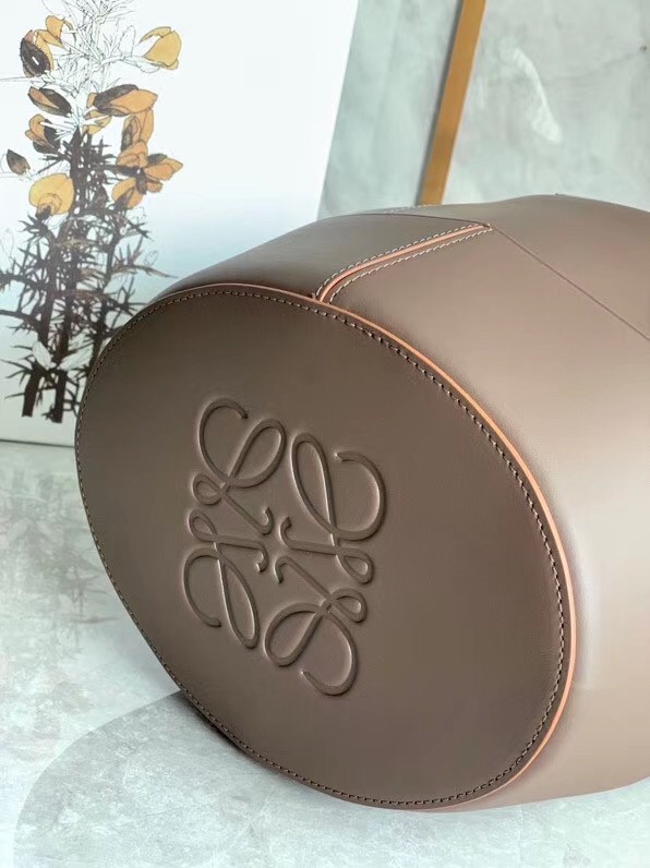 L0ew* medium balloon bucket bag in taupe calfskin