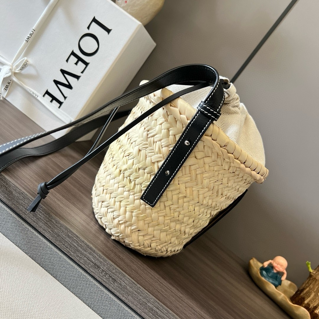 L0ew* drawstring bucket bag in palm leaf and black calfskin