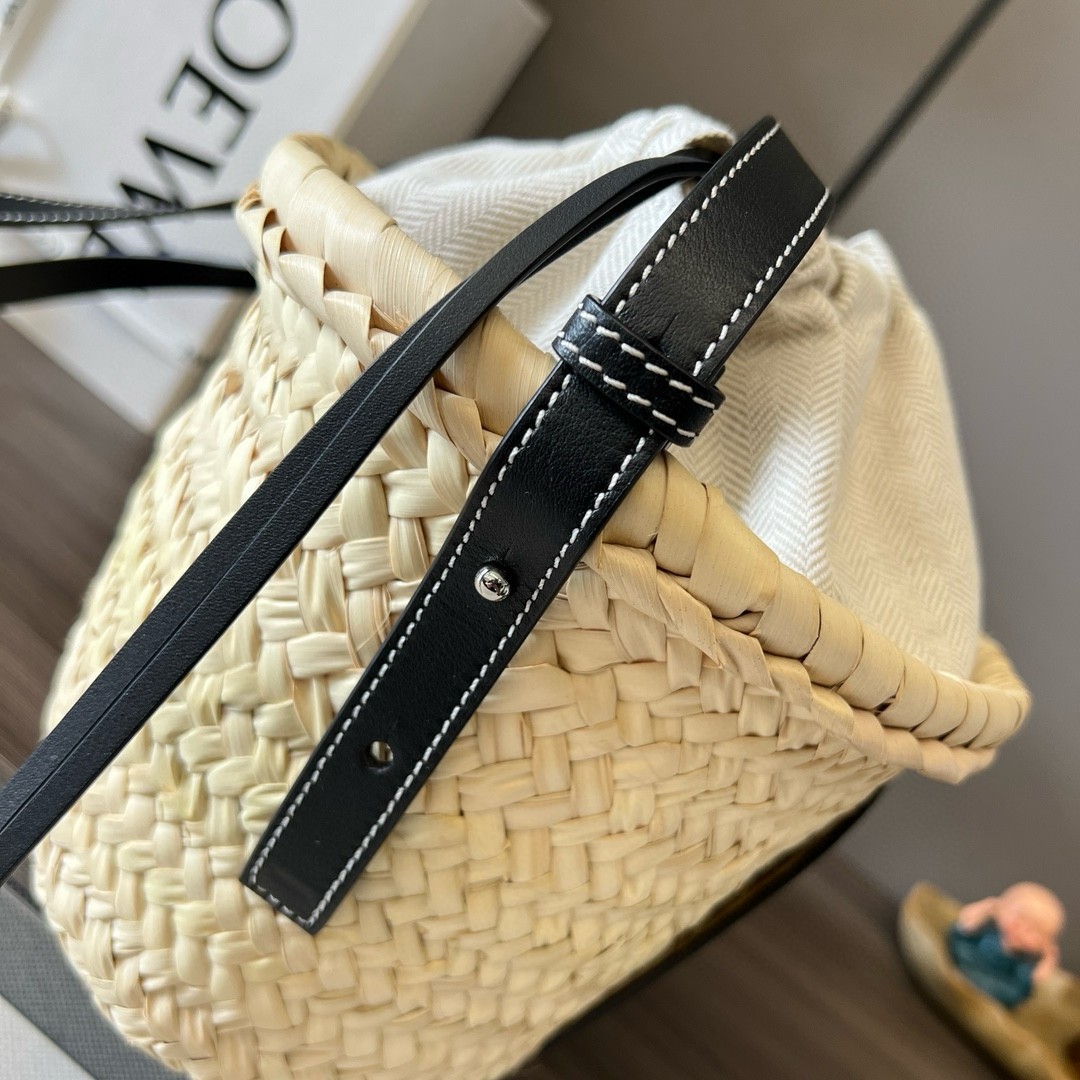 L0ew* drawstring bucket bag in palm leaf and black calfskin