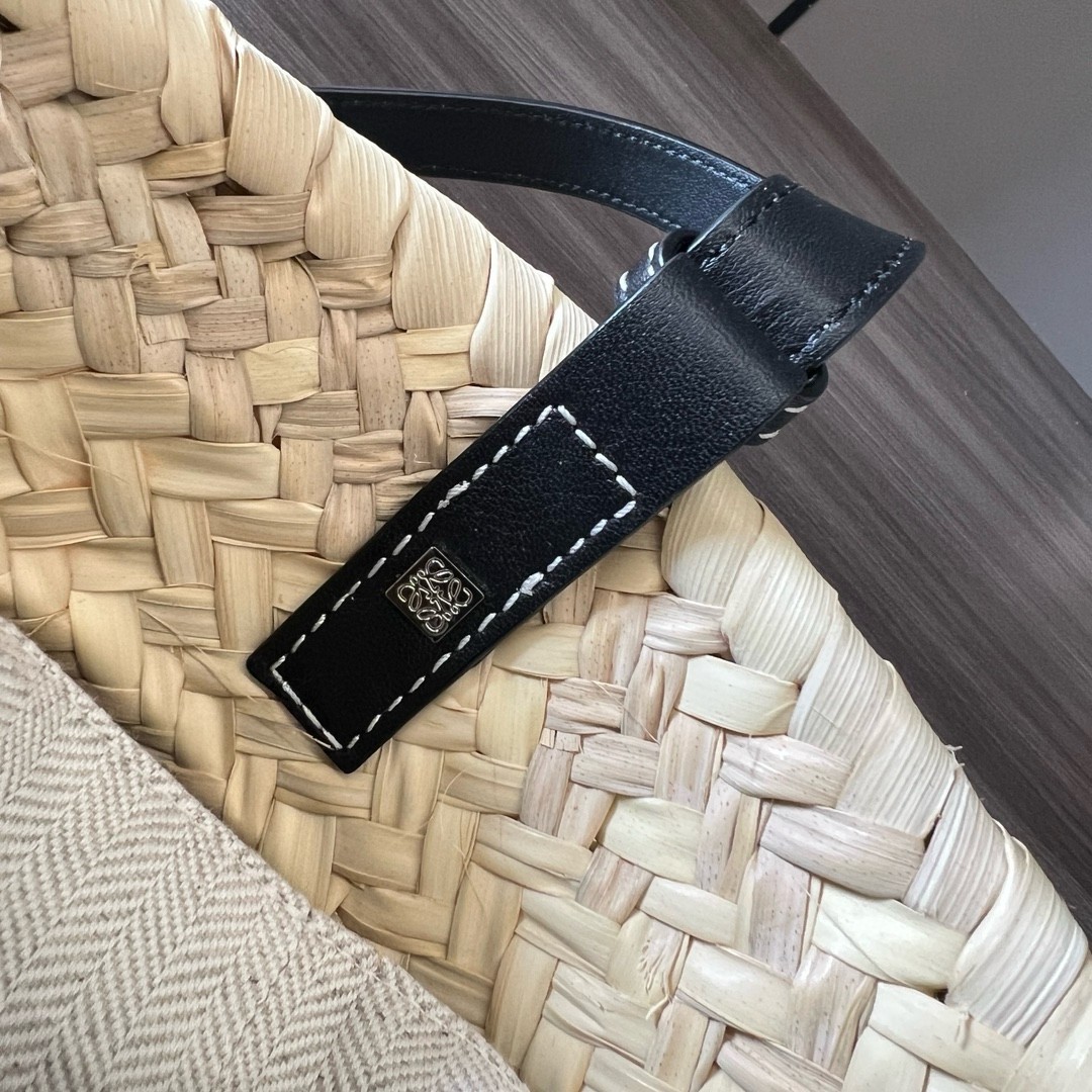 L0ew* drawstring bucket bag in palm leaf and black calfskin