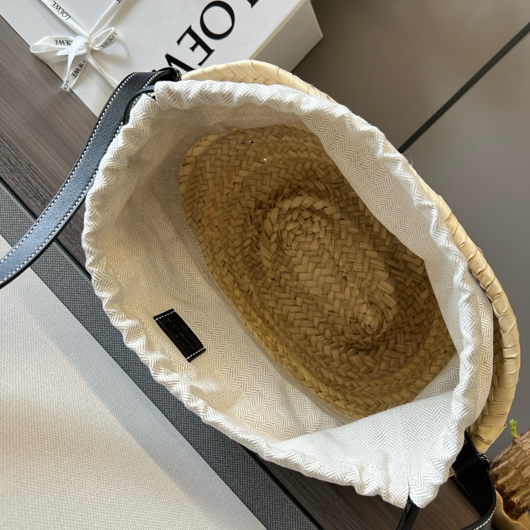 L0ew* drawstring bucket bag in palm leaf and black calfskin