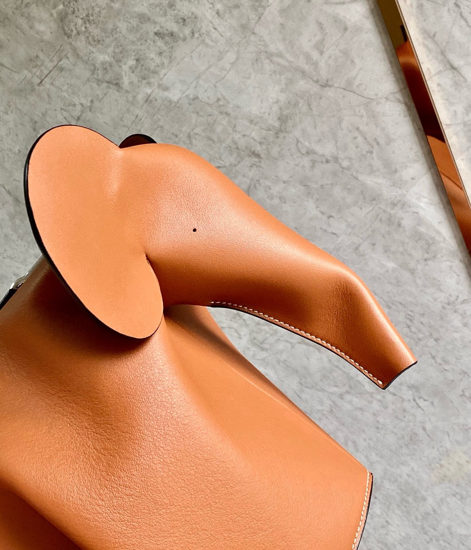 L0ew* large elephant bag in brown calfskin