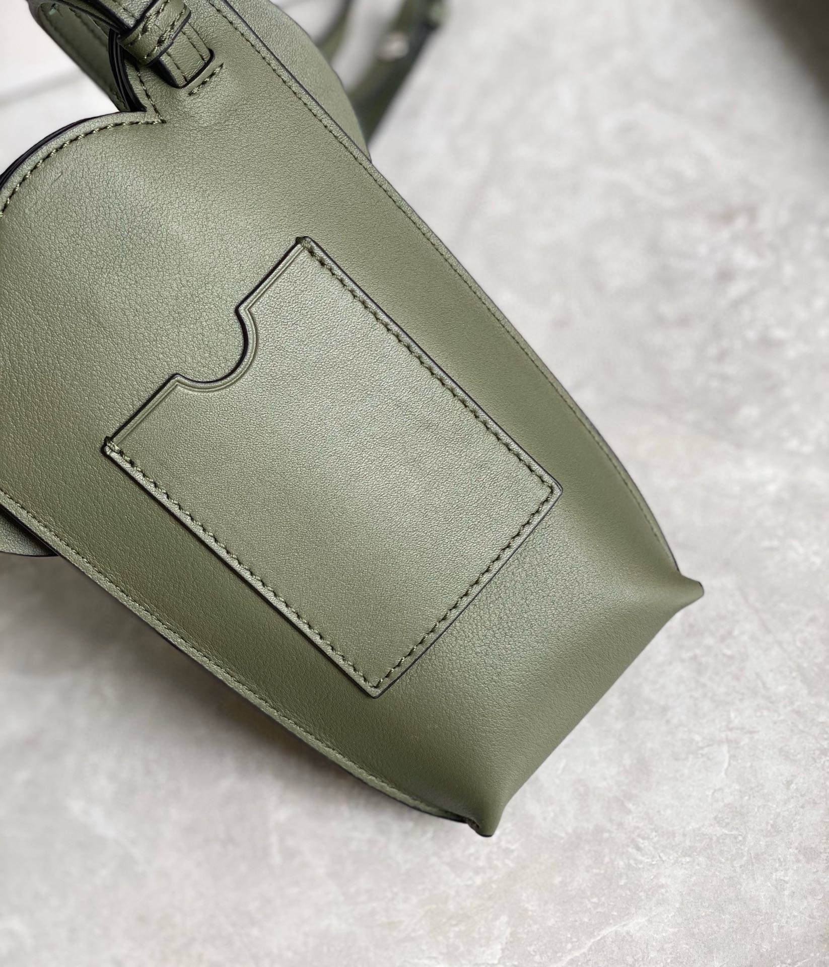L0ew* elephant pocket in green calfskin