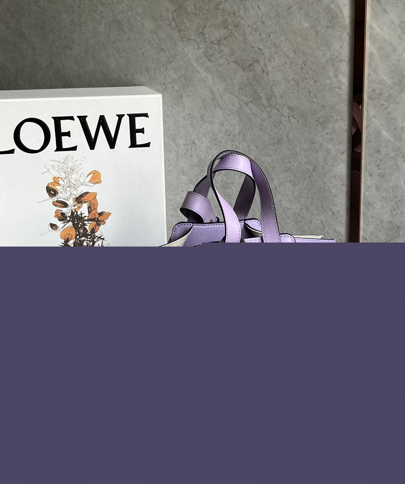L0ew* compact hammock bag in light mauve grained calfskin