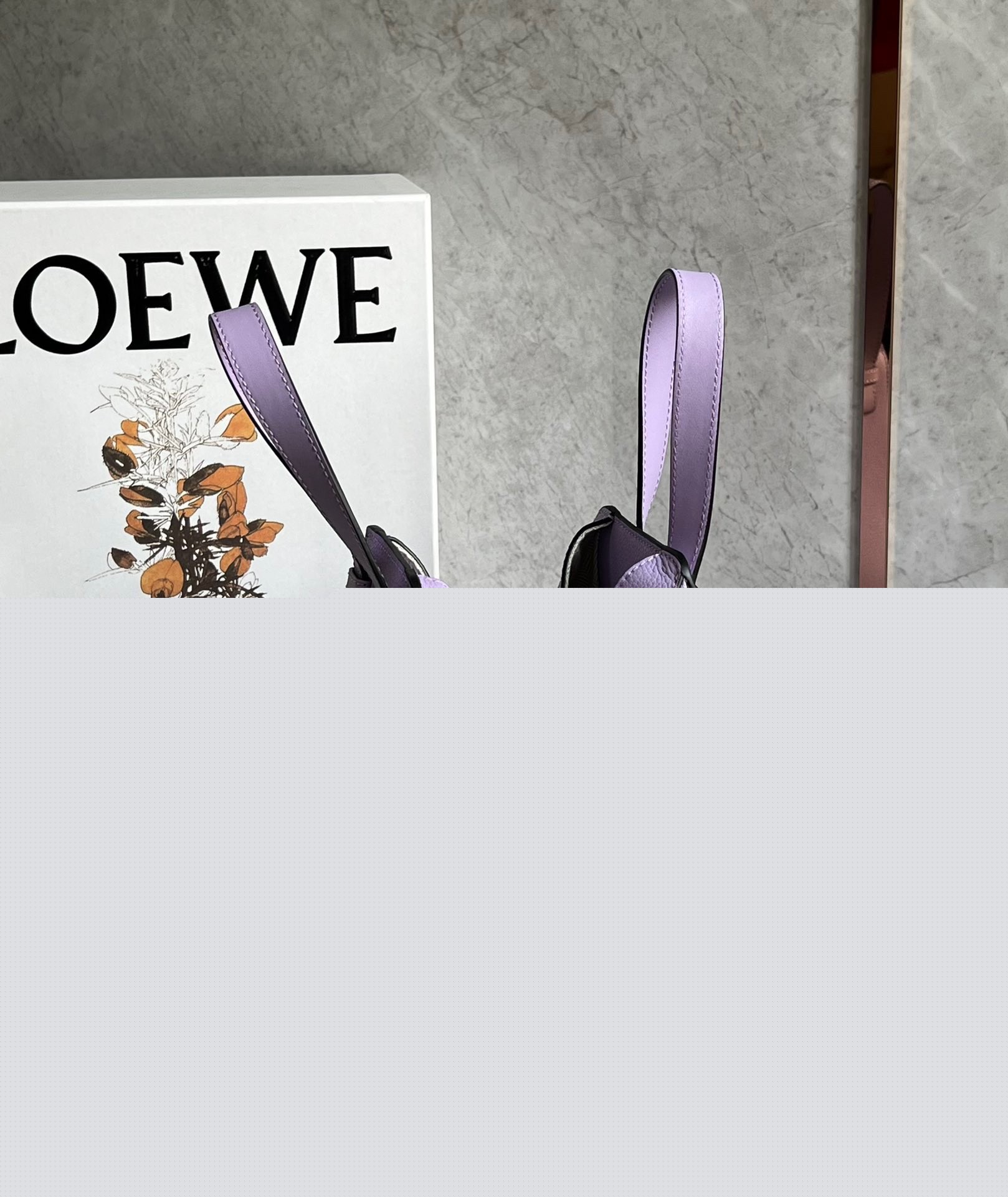 L0ew* compact hammock bag in light mauve grained calfskin