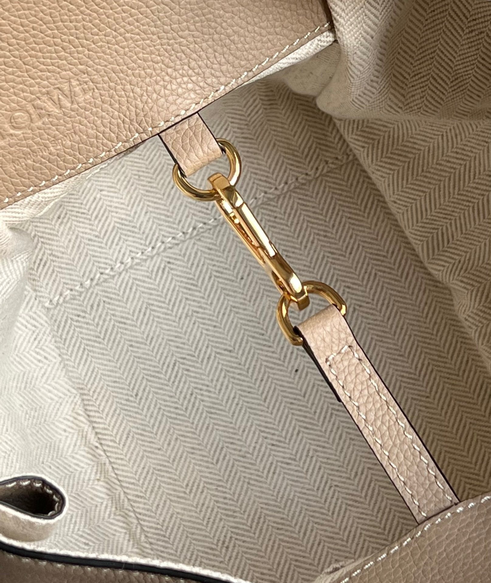 L0ew* compact hammock bag in sand grained calfskin