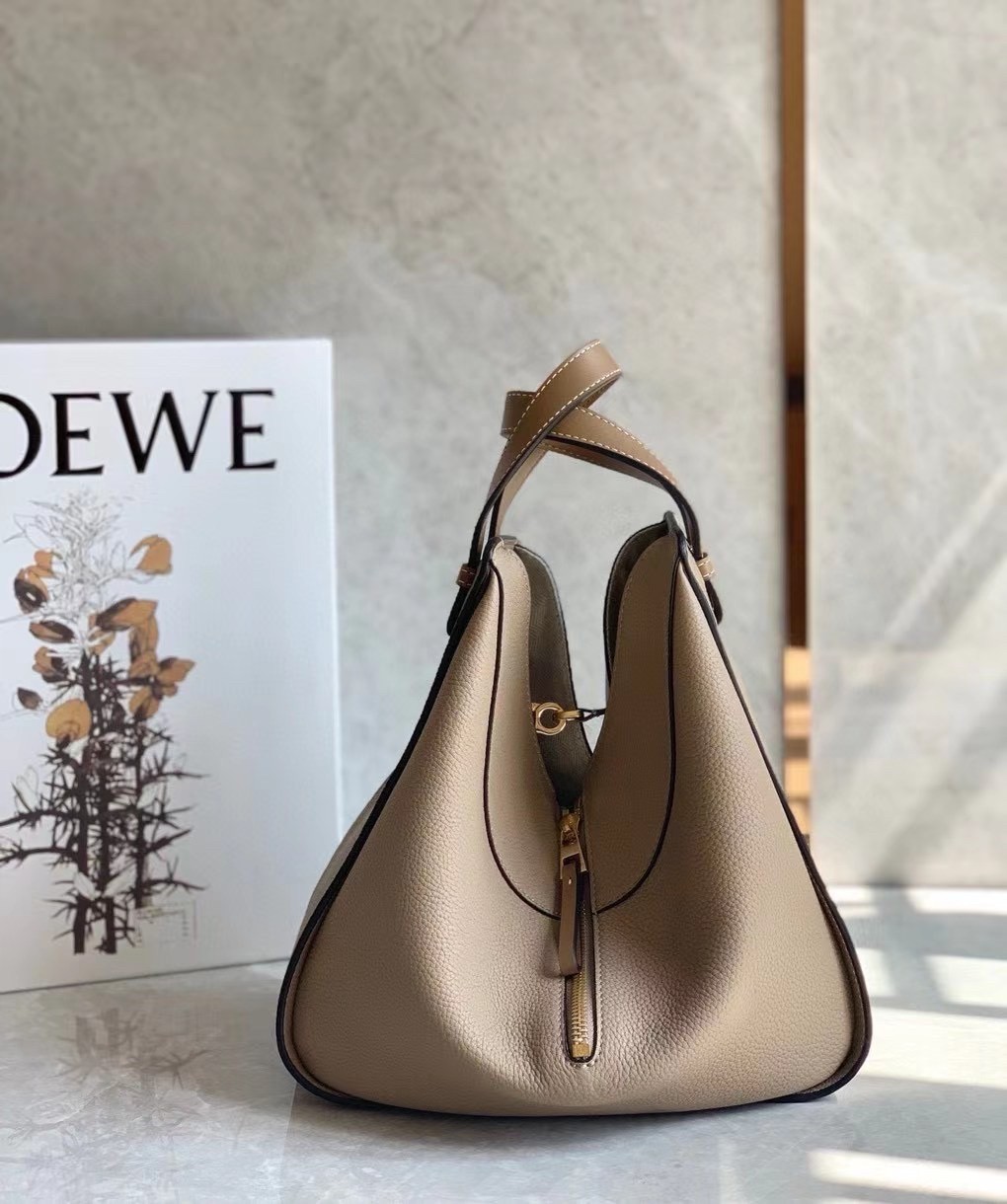 L0ew* hammock small bag in sand grained leather