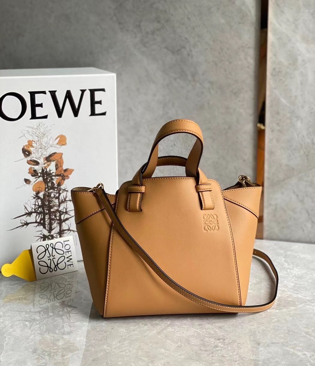 L0ew* hammock nugget bag in brown calfskin