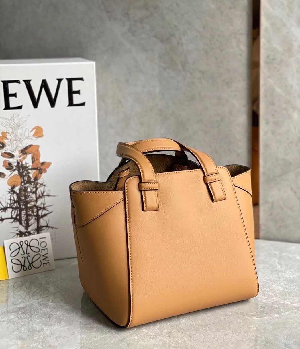 L0ew* hammock nugget bag in brown calfskin