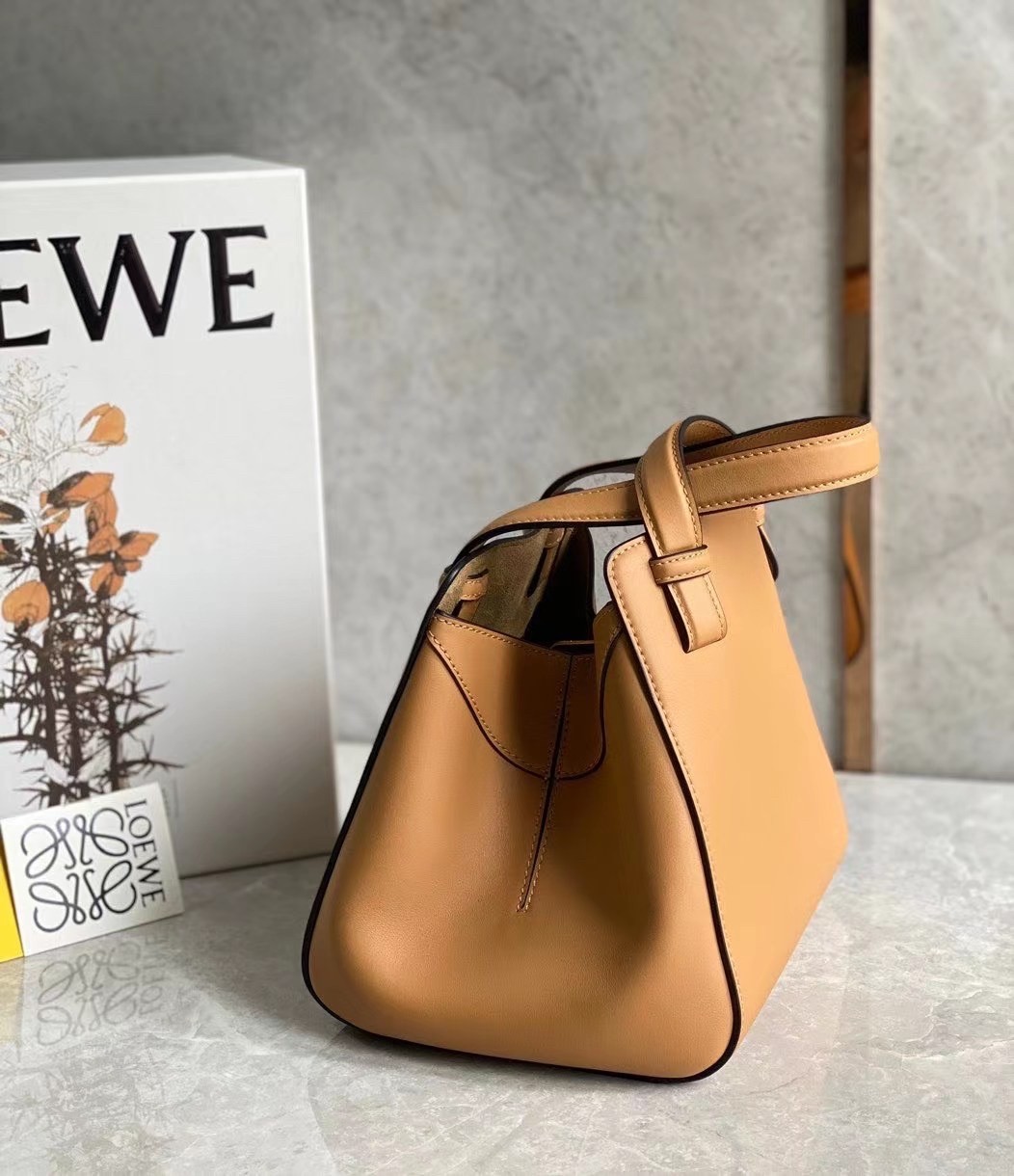 L0ew* hammock nugget bag in brown calfskin