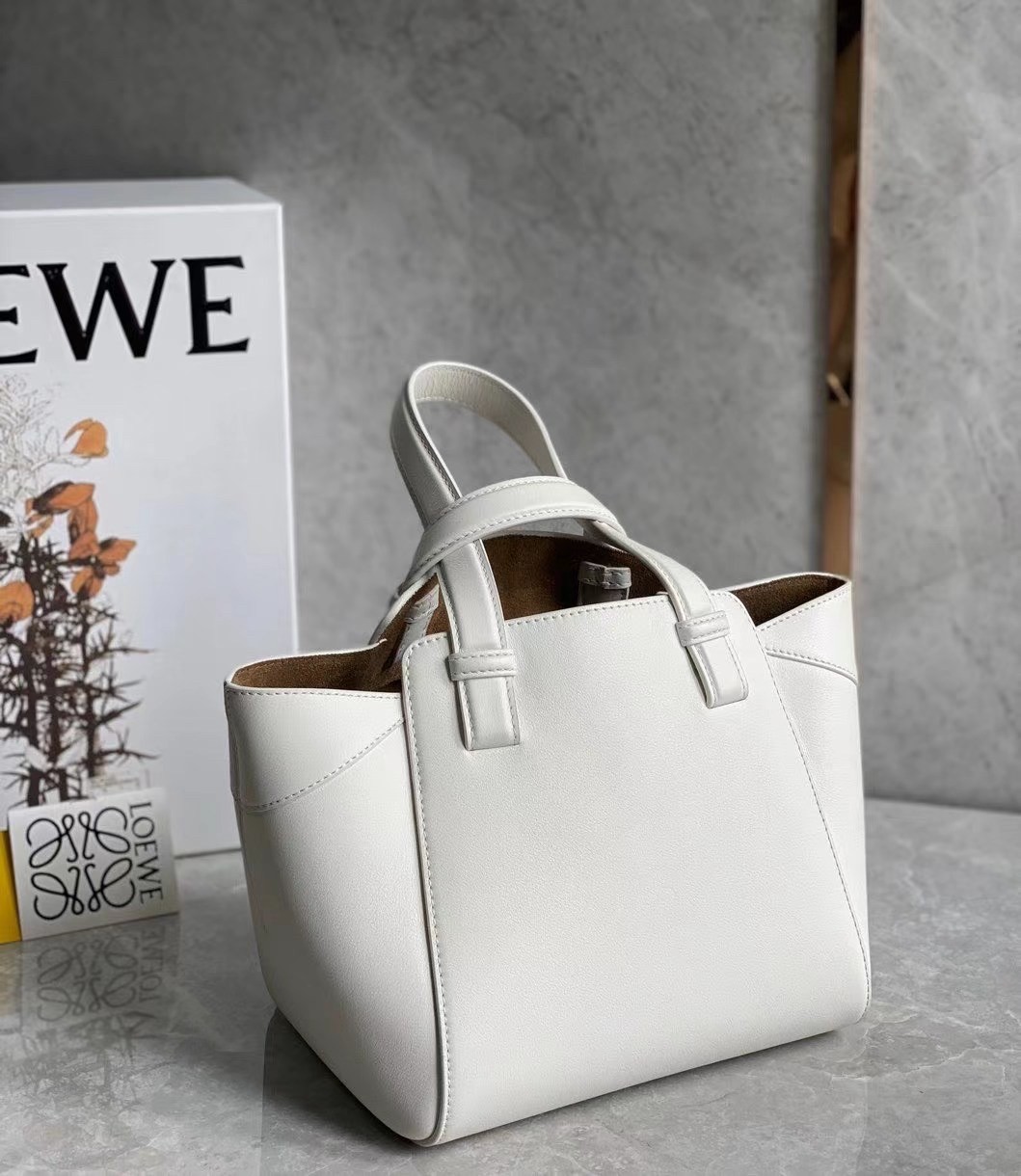 L0ew* hammock nugget bag in white calfskin