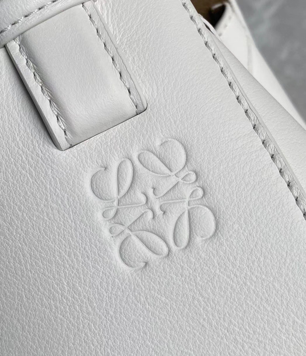 L0ew* hammock nugget bag in white calfskin