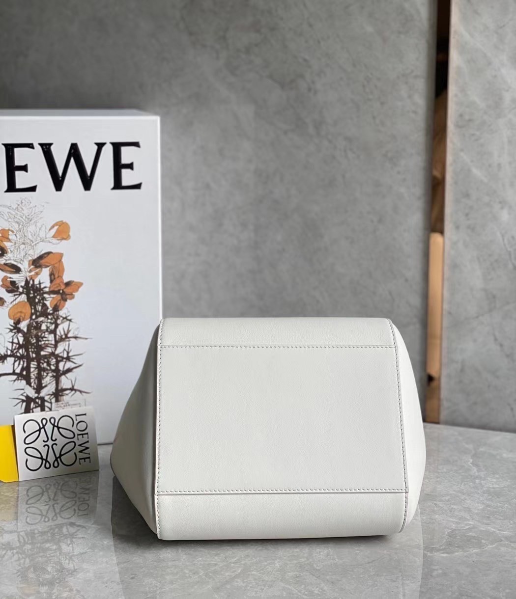 L0ew* hammock nugget bag in white calfskin