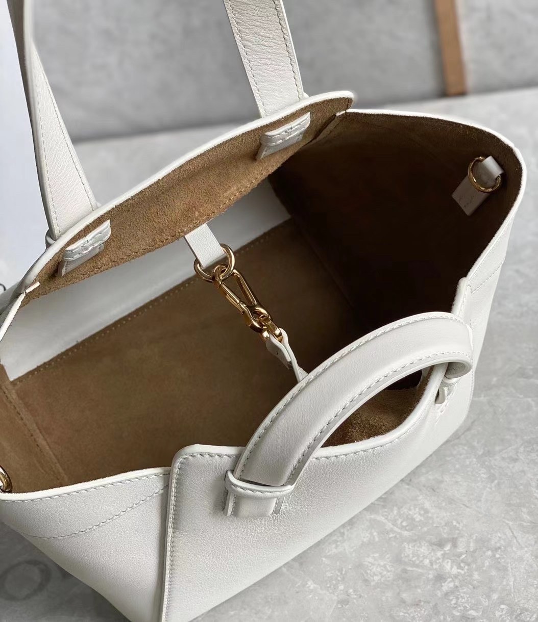 L0ew* hammock nugget bag in white calfskin