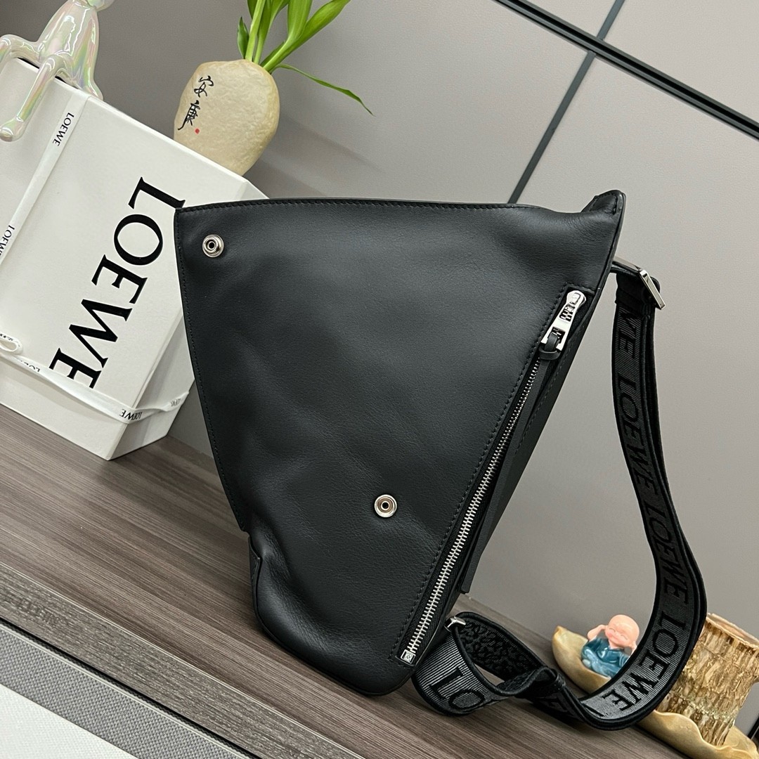 L0ew* anton sling bag in black calfskin and jacquard