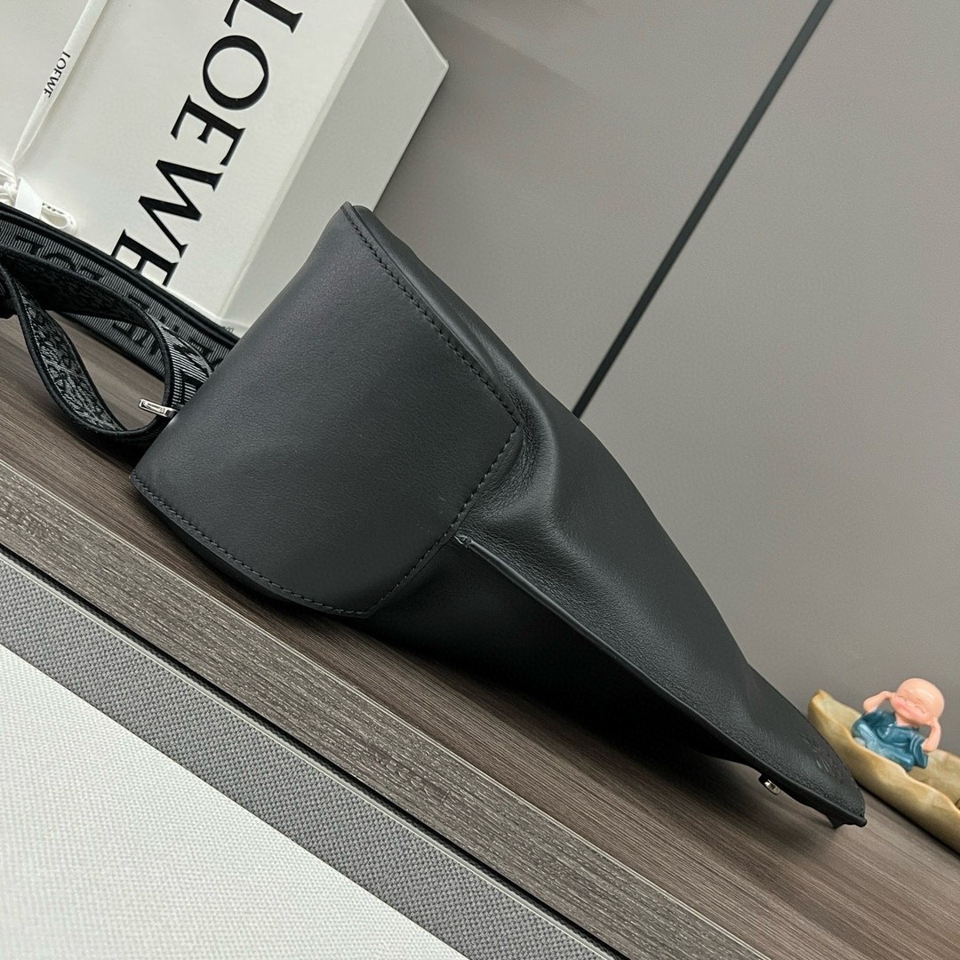 L0ew* anton sling bag in black calfskin and jacquard
