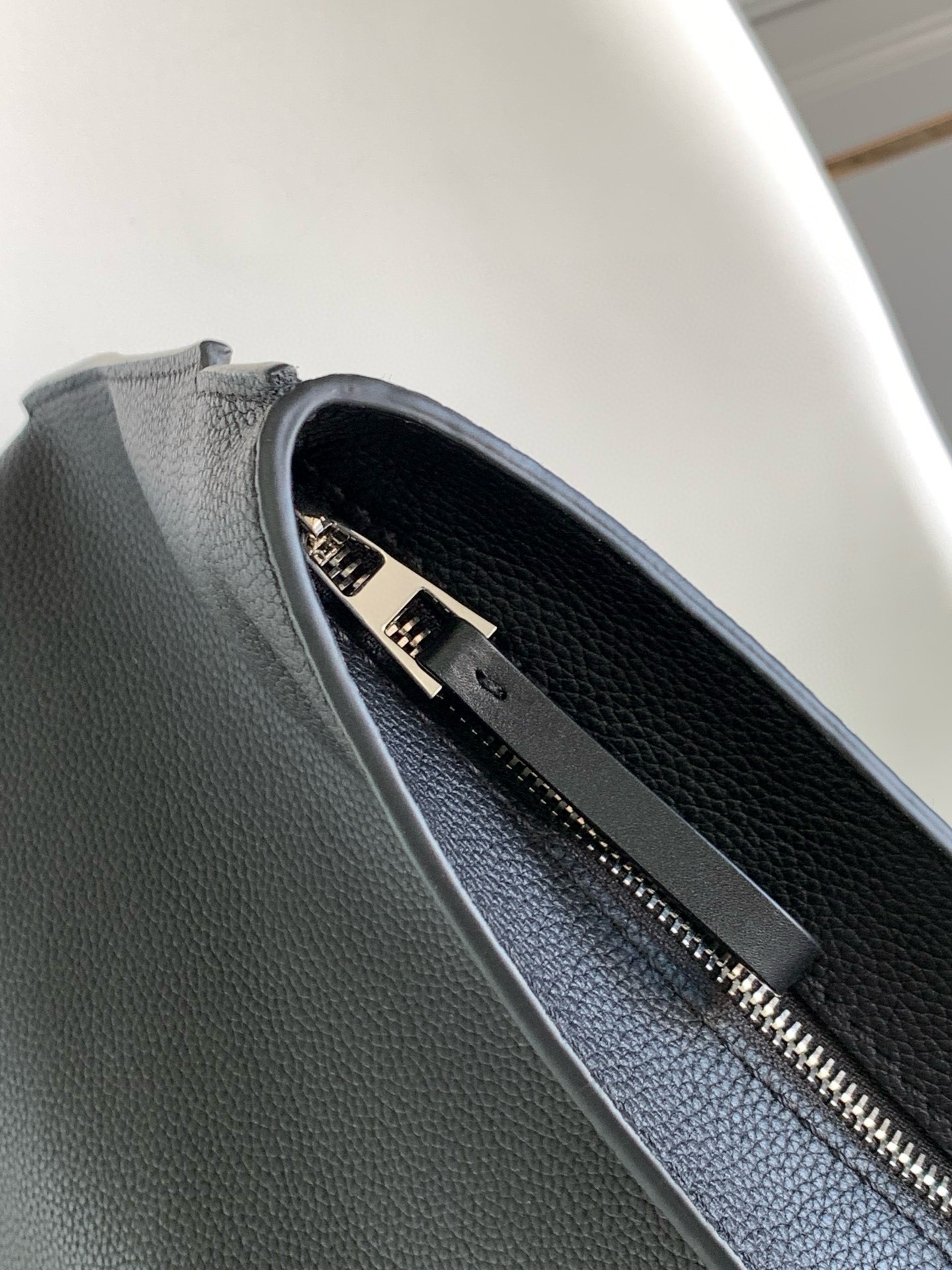 L0ew* anton sling bag in black grained calfskin
