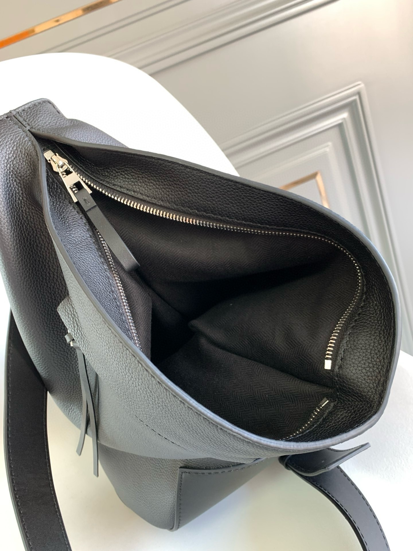 L0ew* anton sling bag in black grained calfskin