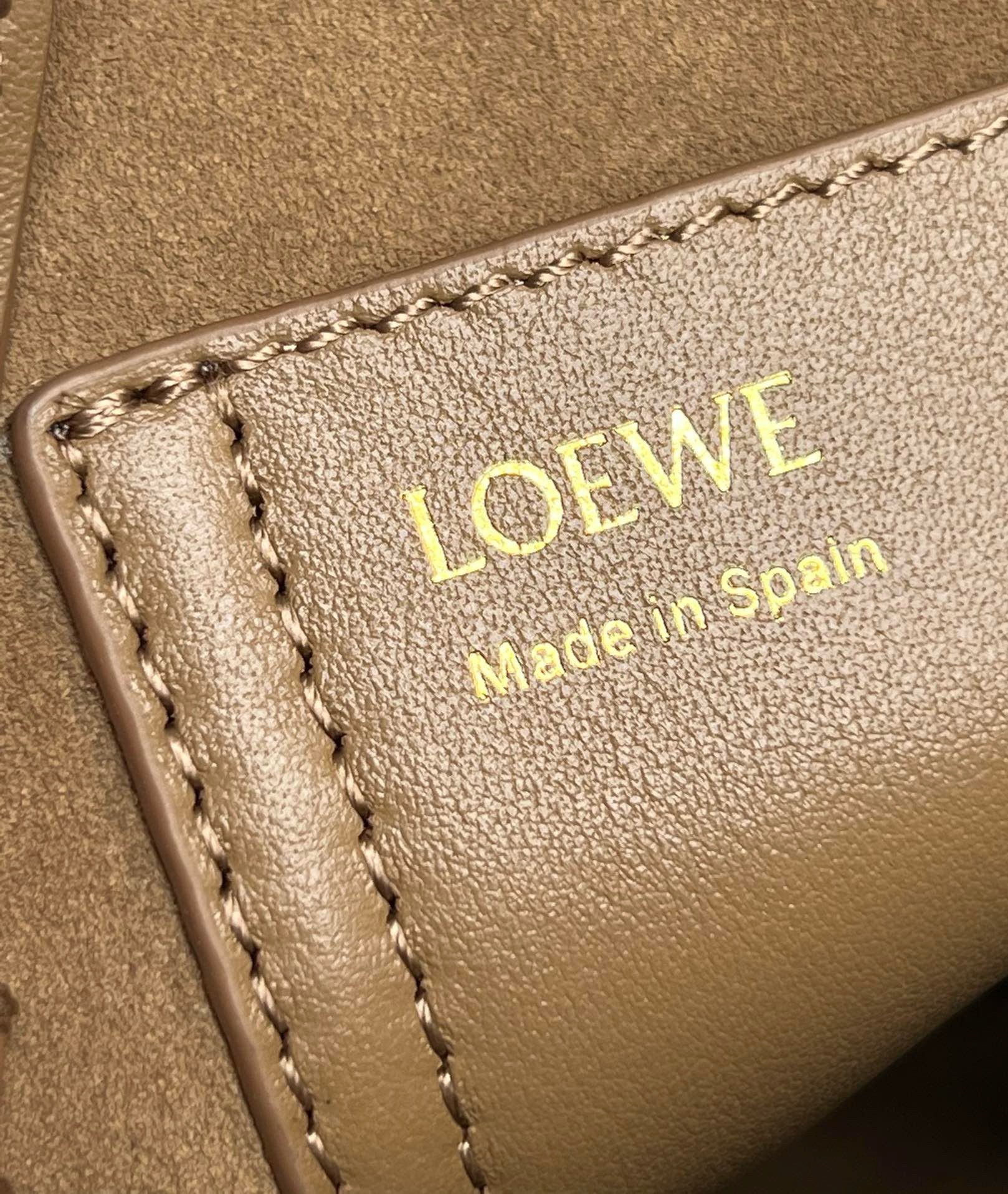 L0ew* mini pebble bucket bag in oak calfskin