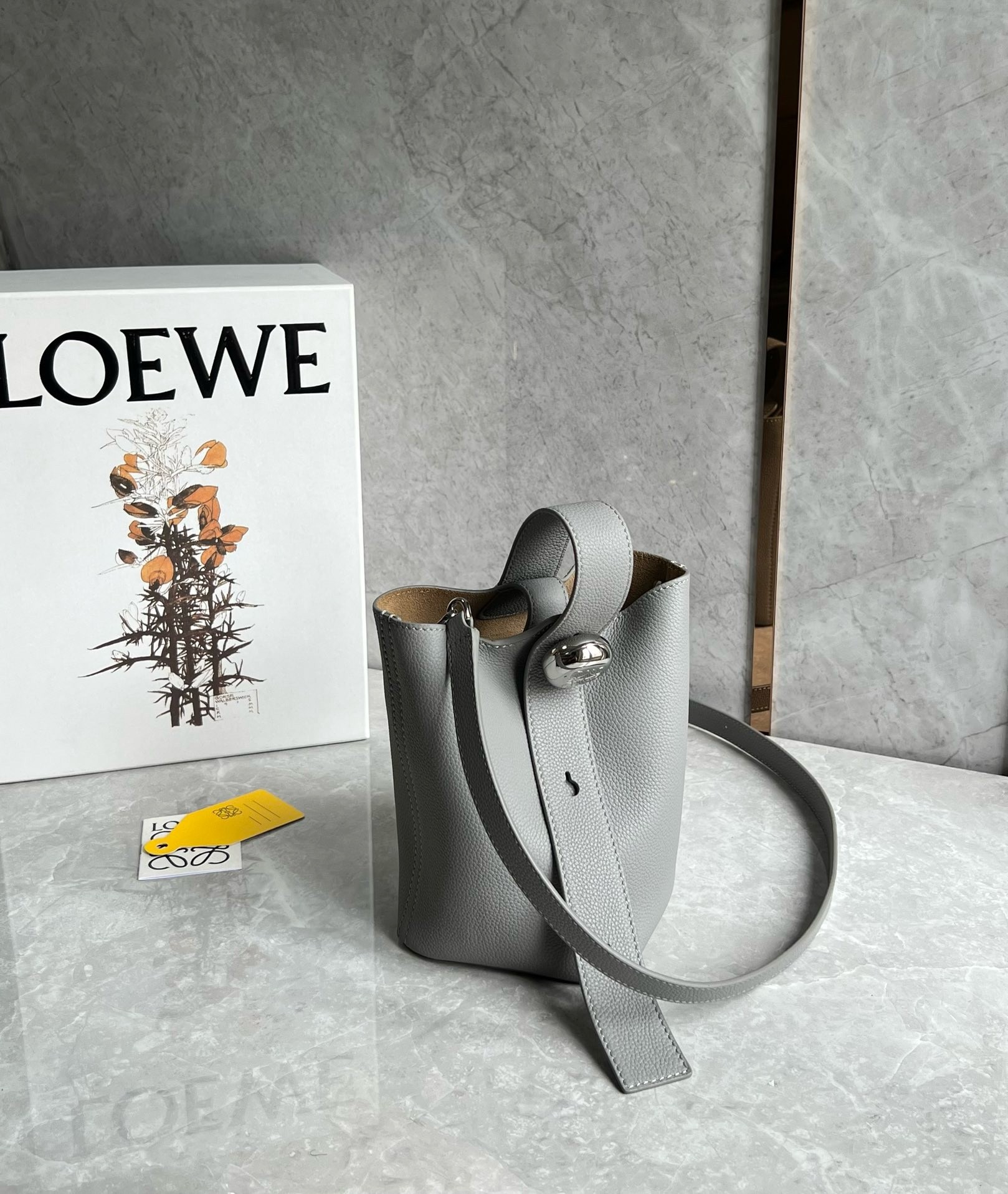 L0ew* mini pebble bucket bag in grey grained leather